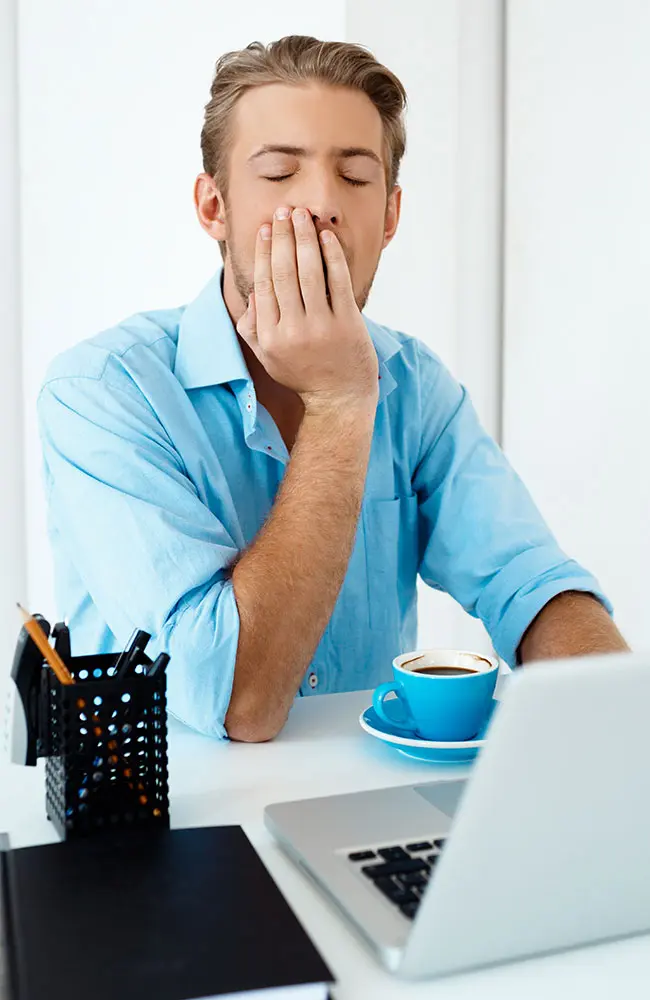 Homem de camisa azul está de olhos fechados