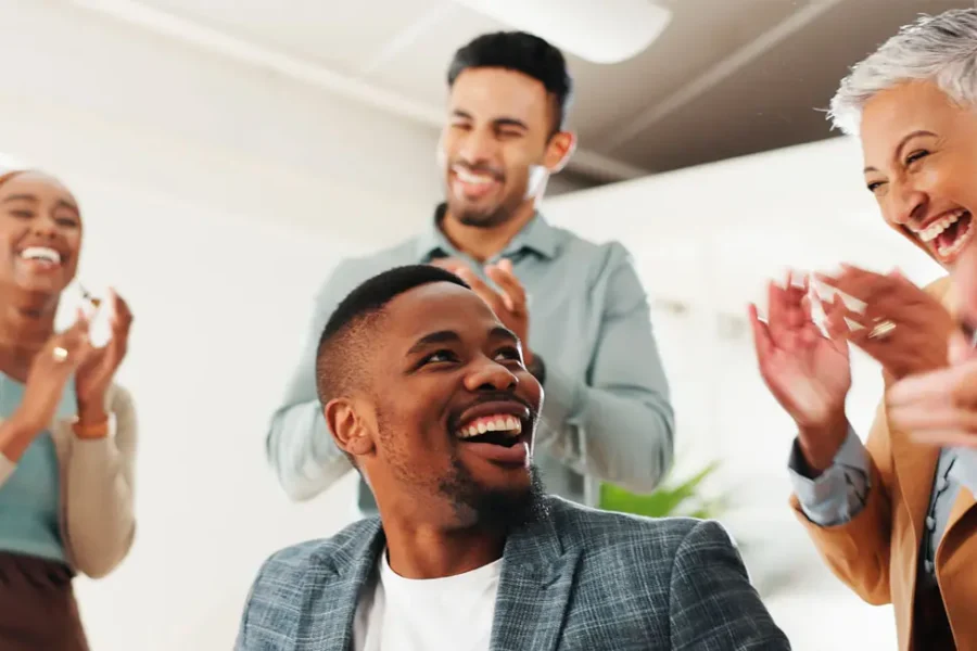 NR-01, a Lei da Segurança. Felicidade Corporativa, a Lei do Lucro. Qual delas sua empresa arrisca ignorar?