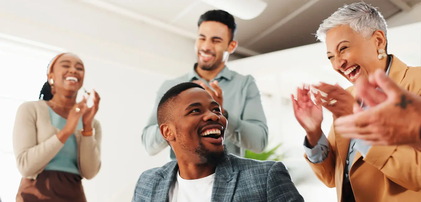 NR-01, a Lei da Segurança. Felicidade Corporativa, a Lei do Lucro. Qual delas sua empresa arrisca ignorar?
